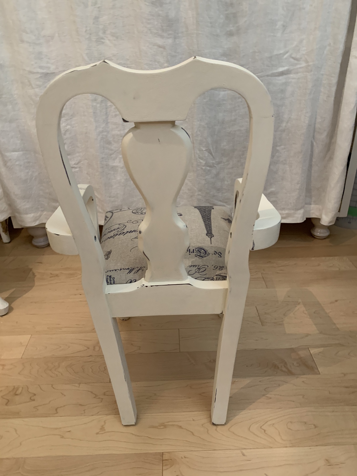 Child size chair. - photo 4