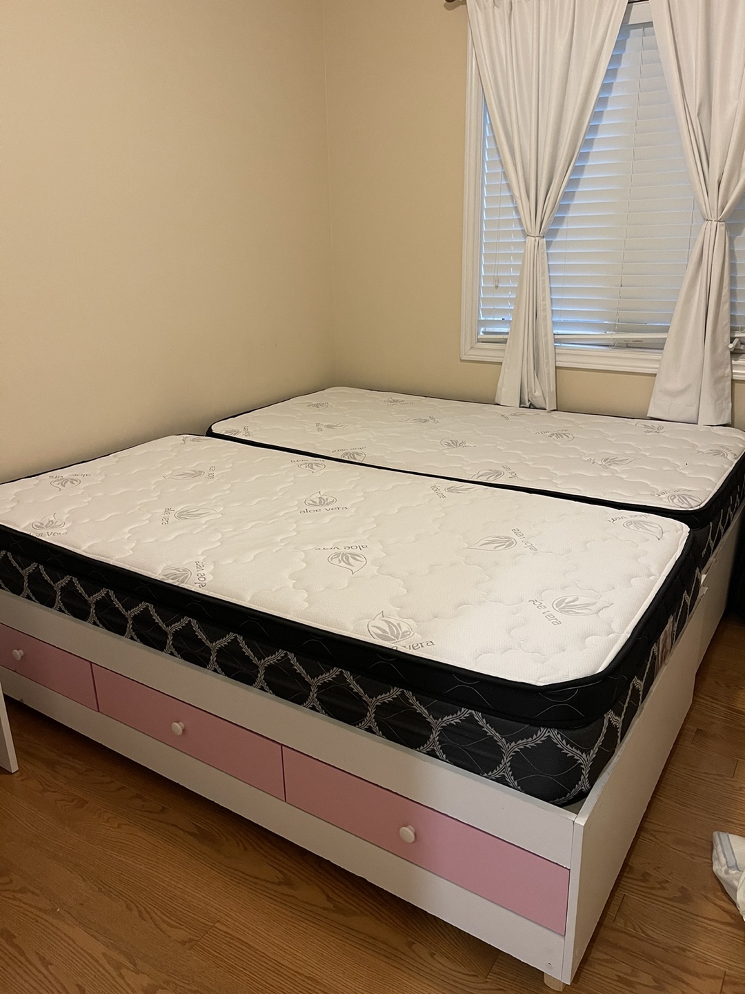 2 Twin beds with Mattress