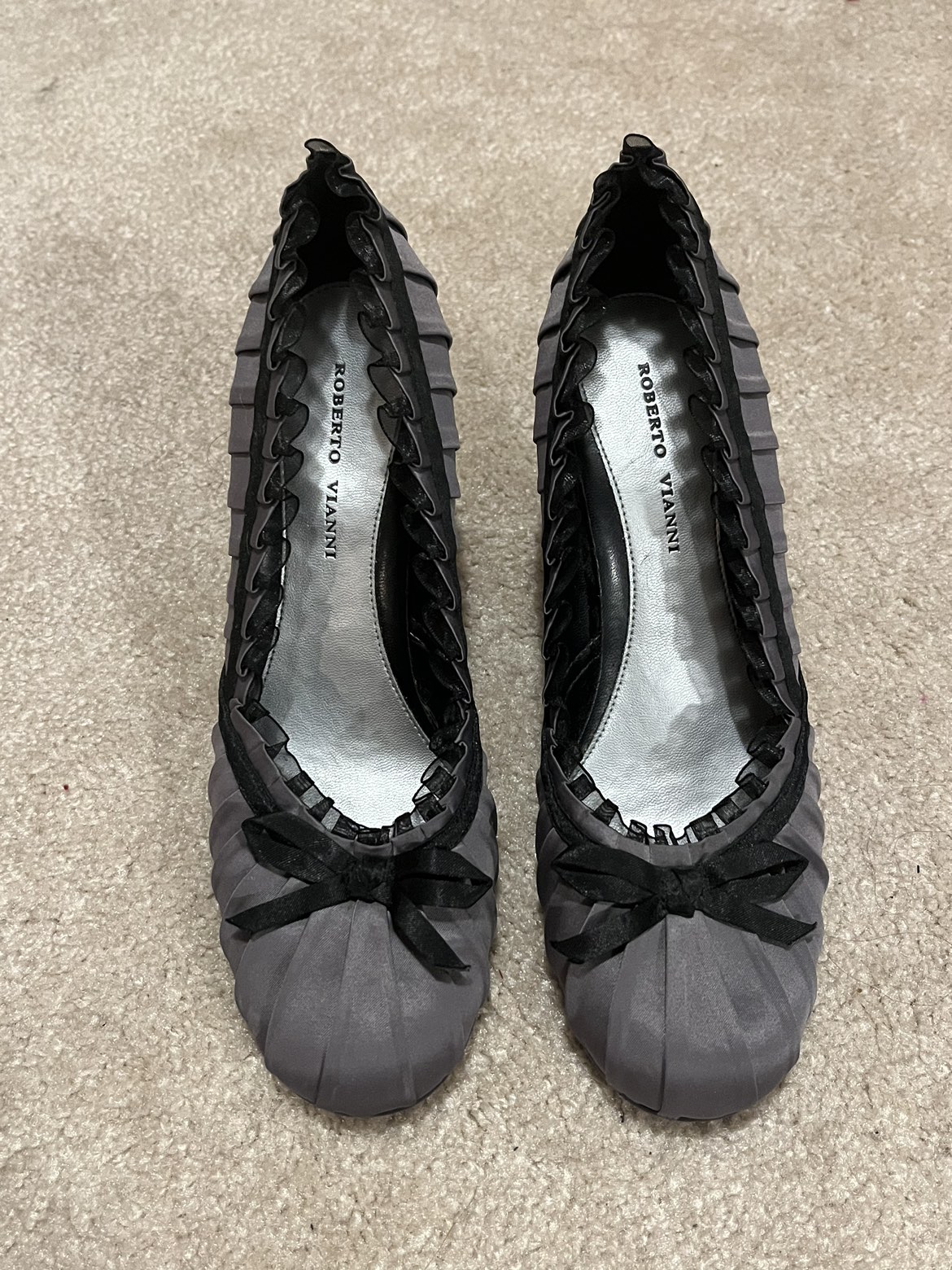 Roberto Vianni grey pleated heels with bow ribbon size 8.5 image indicator(2)
