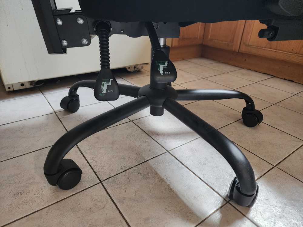 Office chair with adjustable footrest, headrest, and cushion. image indicator(3)
