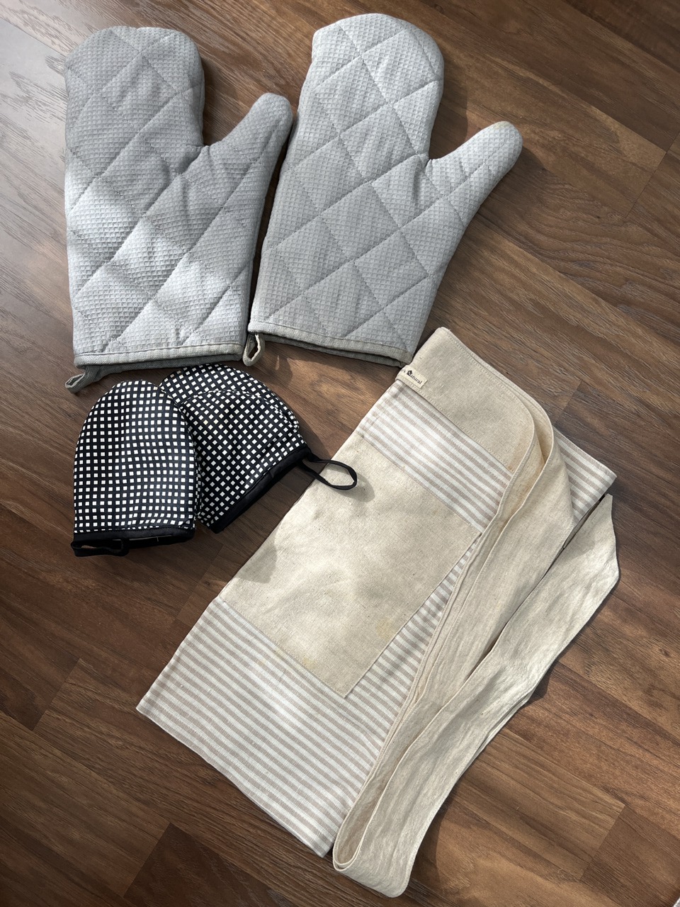 kitchen goods (gloves, apron) /#freecycle thumbnail