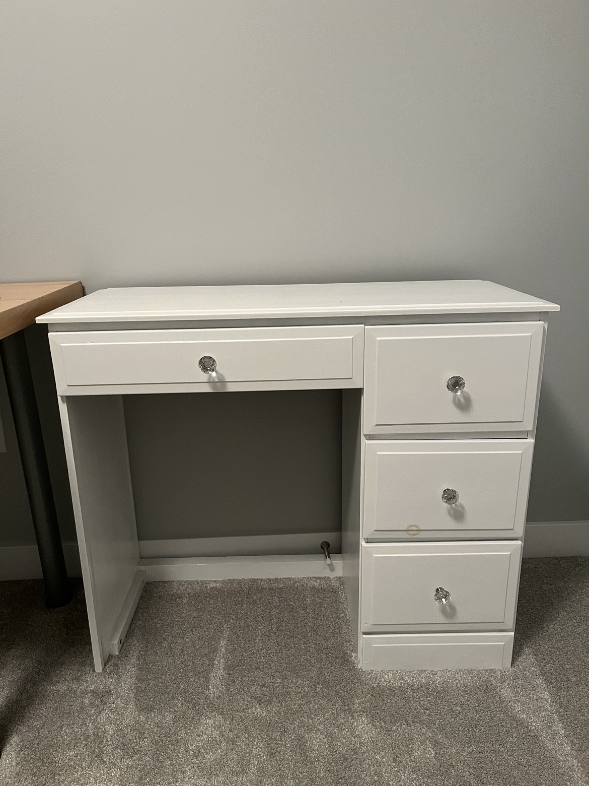 White desk with drawers