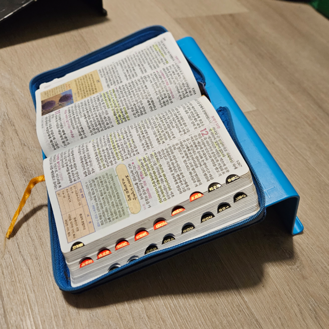 Tablet stand (or book) - photo 3