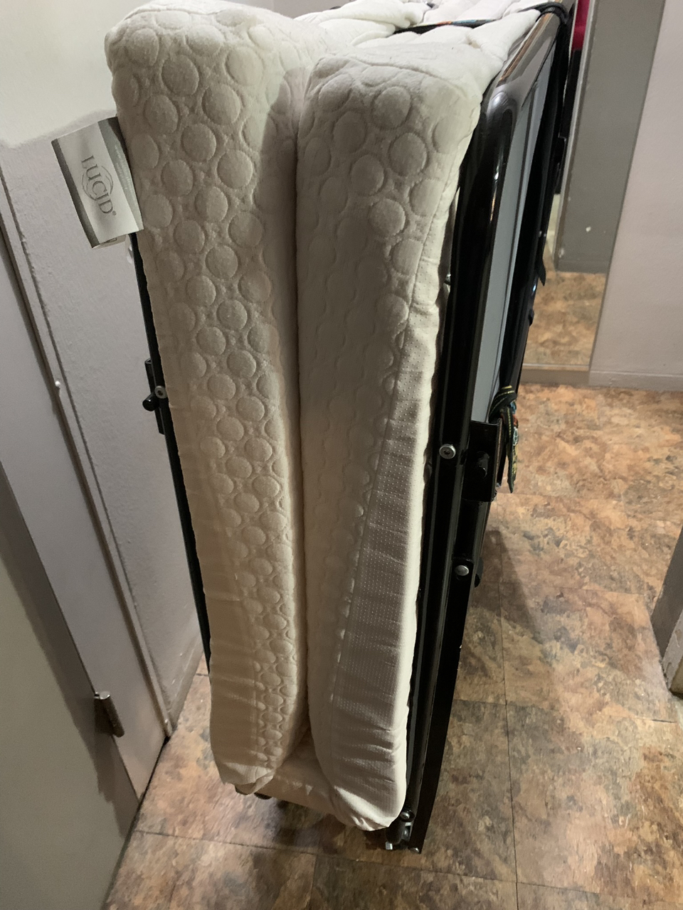 Foldable twin bed/new mattress - photo 3