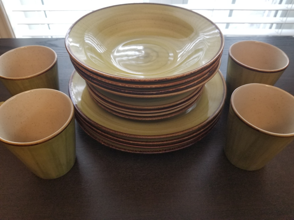 Dinnerware Set with Mugs (16 pc set)