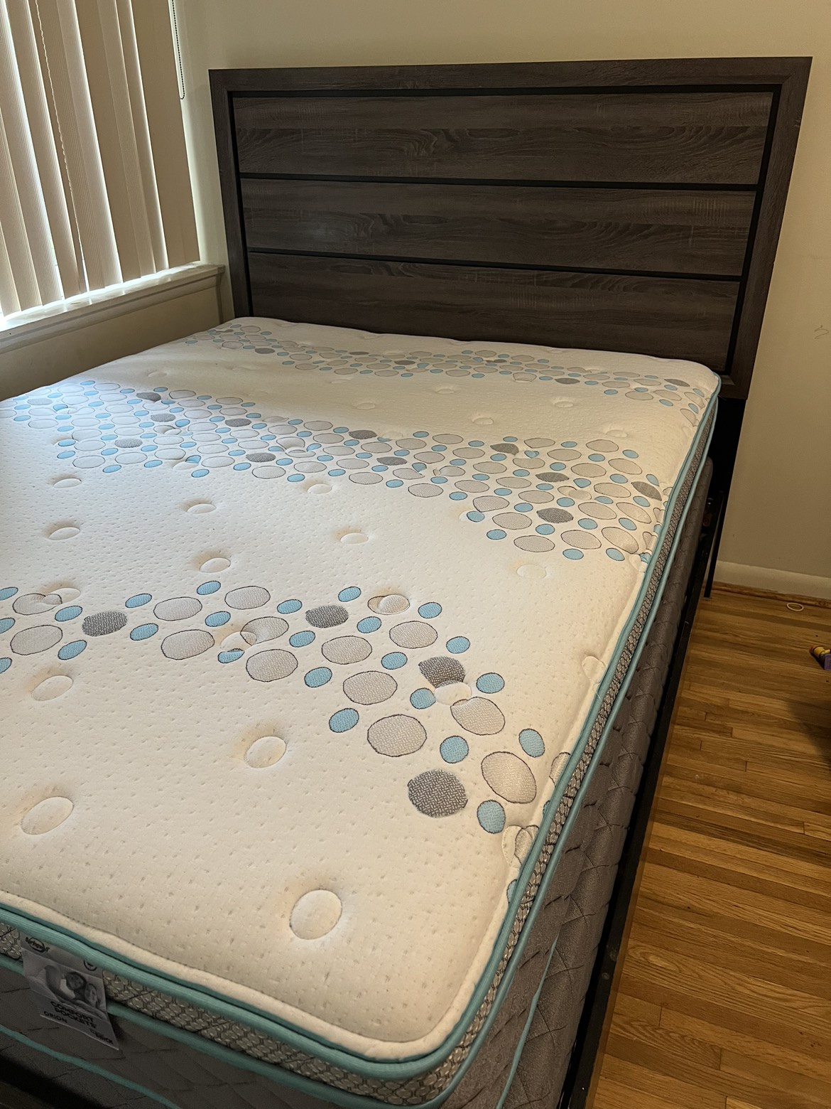 Queen bedroom wooden furniture+ like new mattress - photo 2