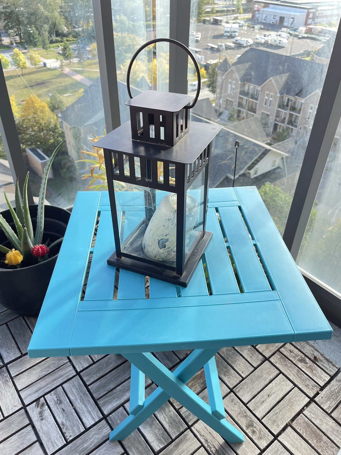 Patio chairs, table, lantern - photo 4