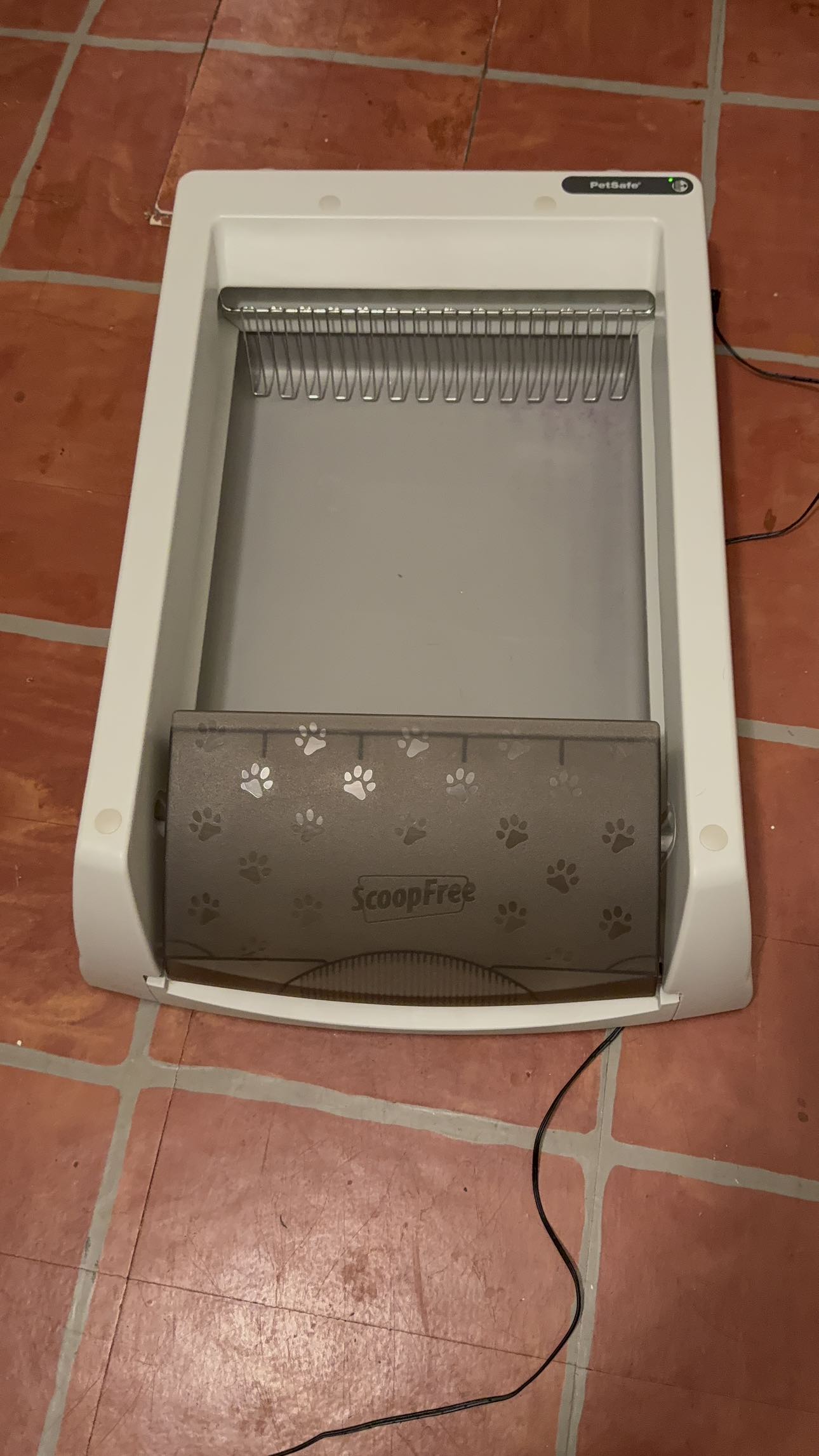 Pet safe scoop free litter box