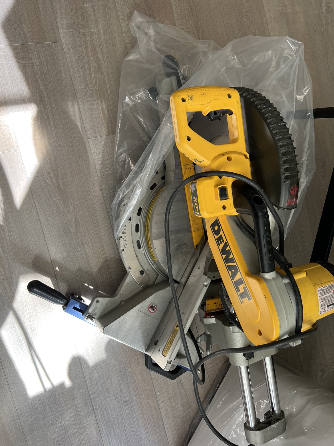 Dewalt 12" double bevel miter saw - dw780 - photo 2