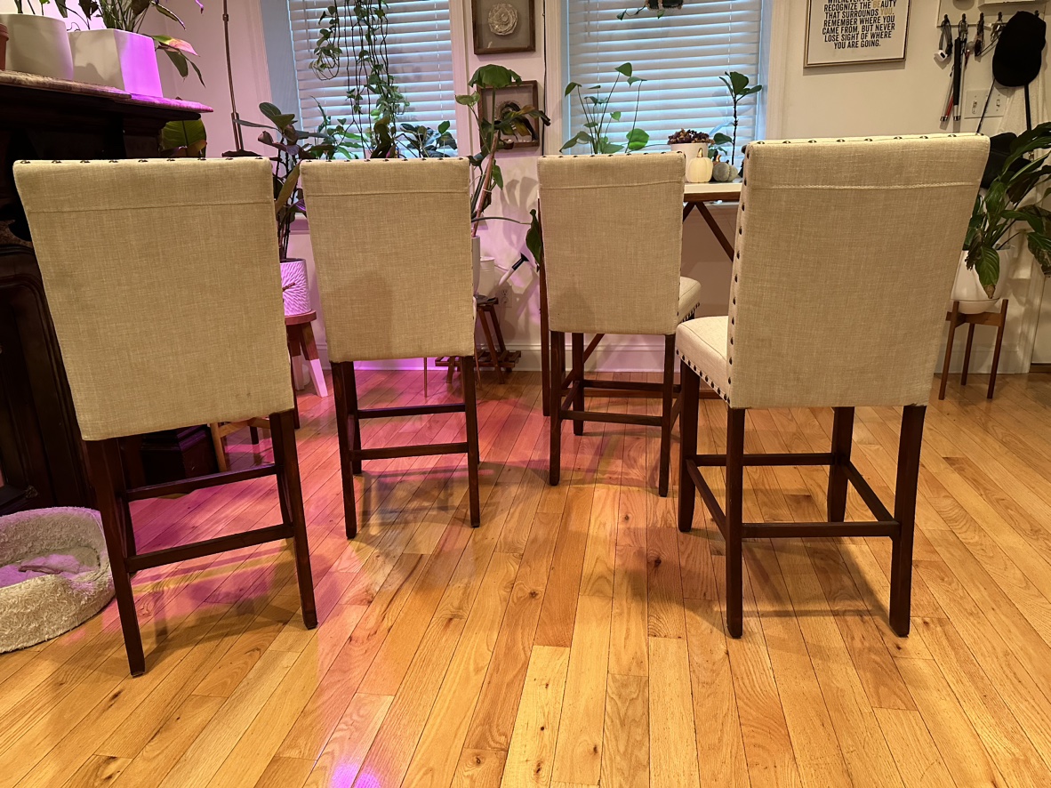 Set of 4 Wood and fabric counter height dinning chairs. Bar heft