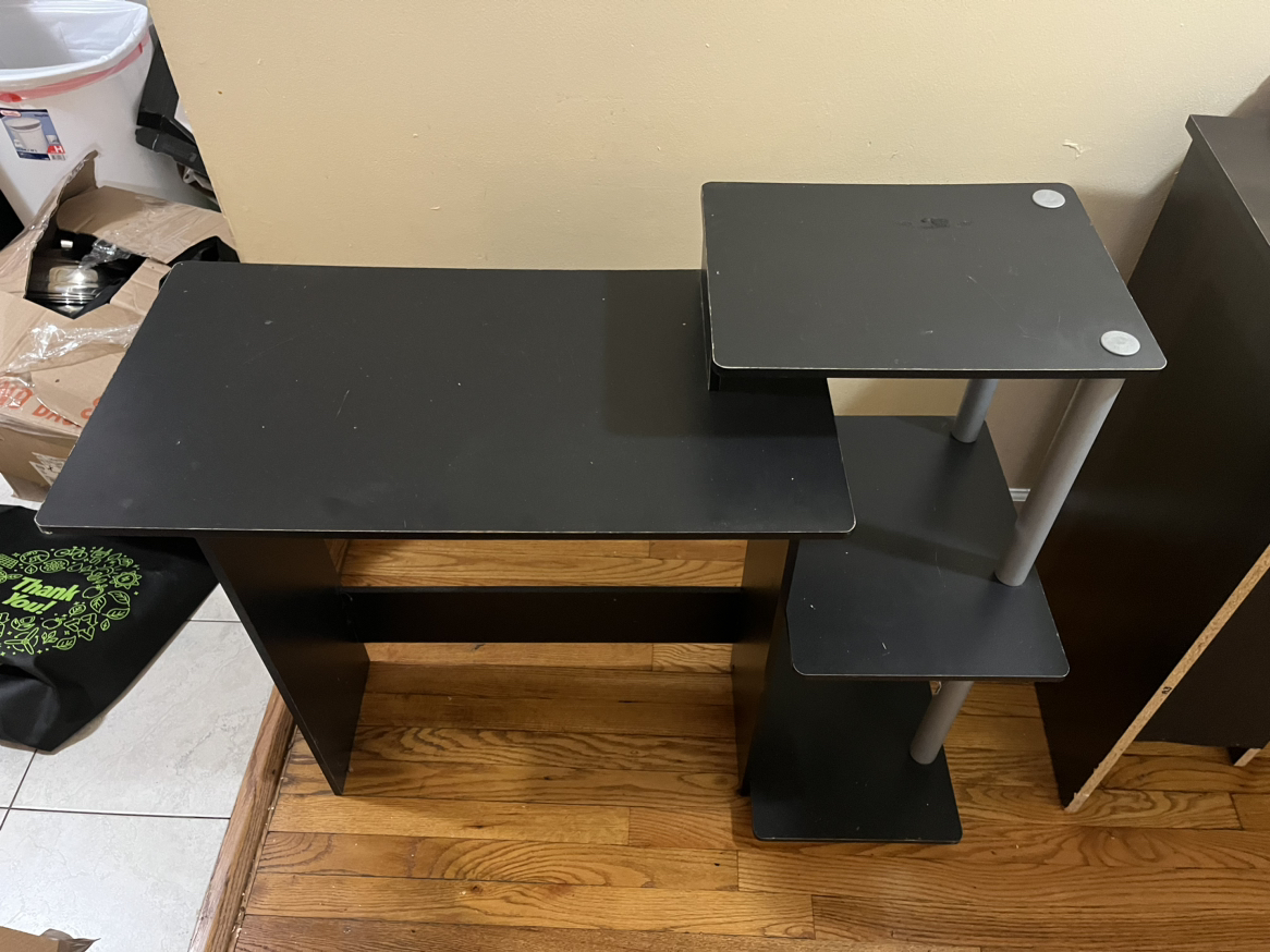Desk - photo 3