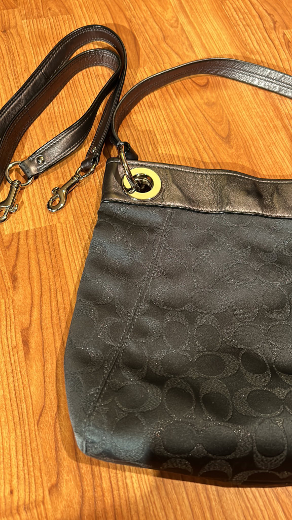 Coach Signature Crossbody image indicator(2)