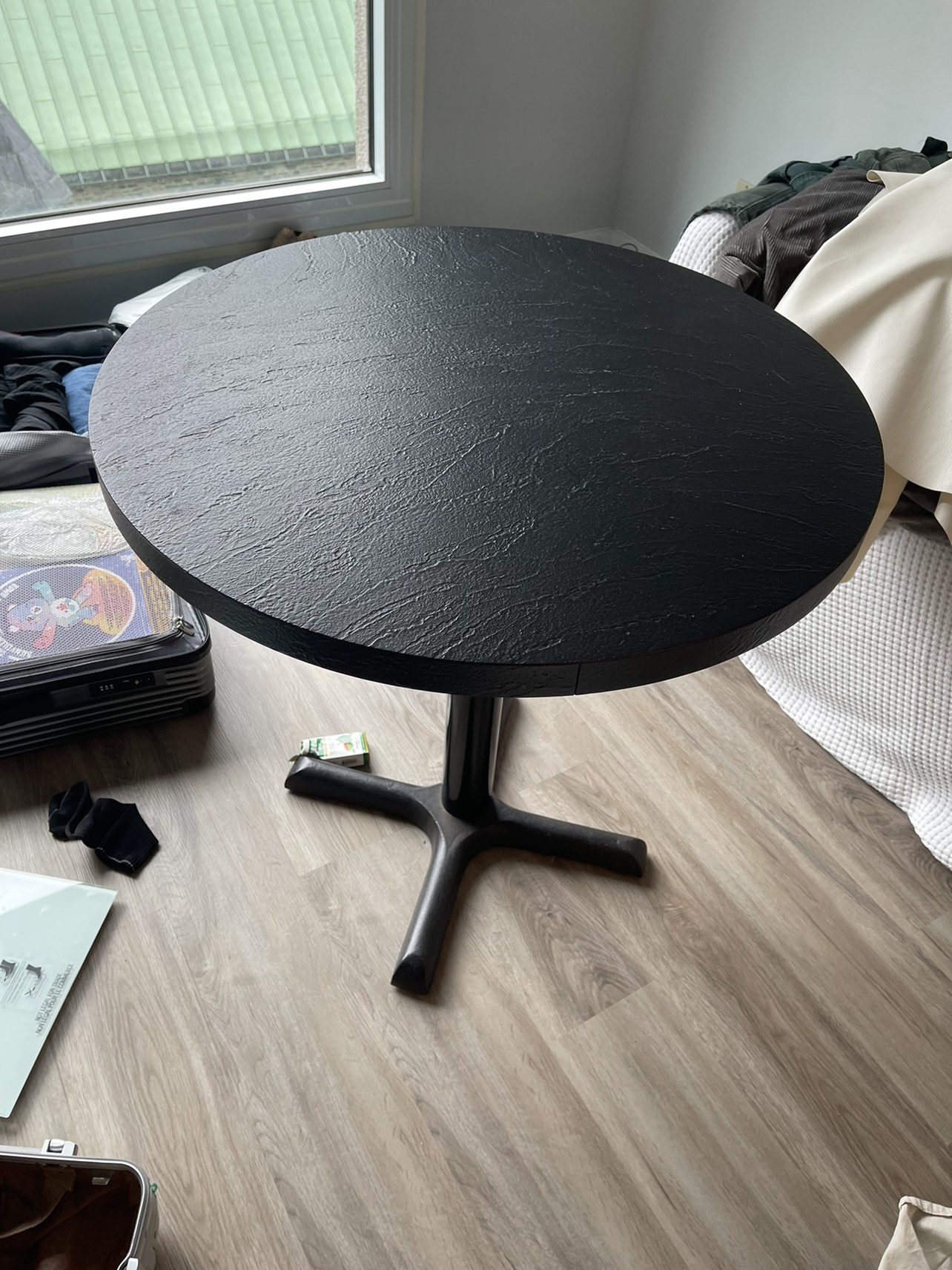 Wood table very good condition thumbnail