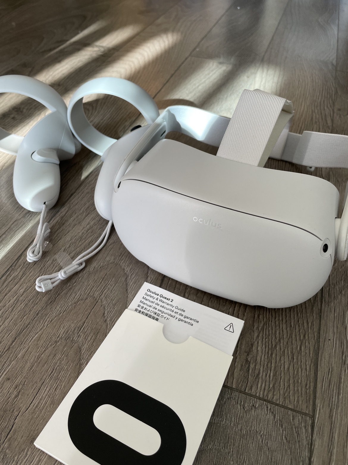 Meta Quest 2 VR Headset with Touch Controllers - photo 2