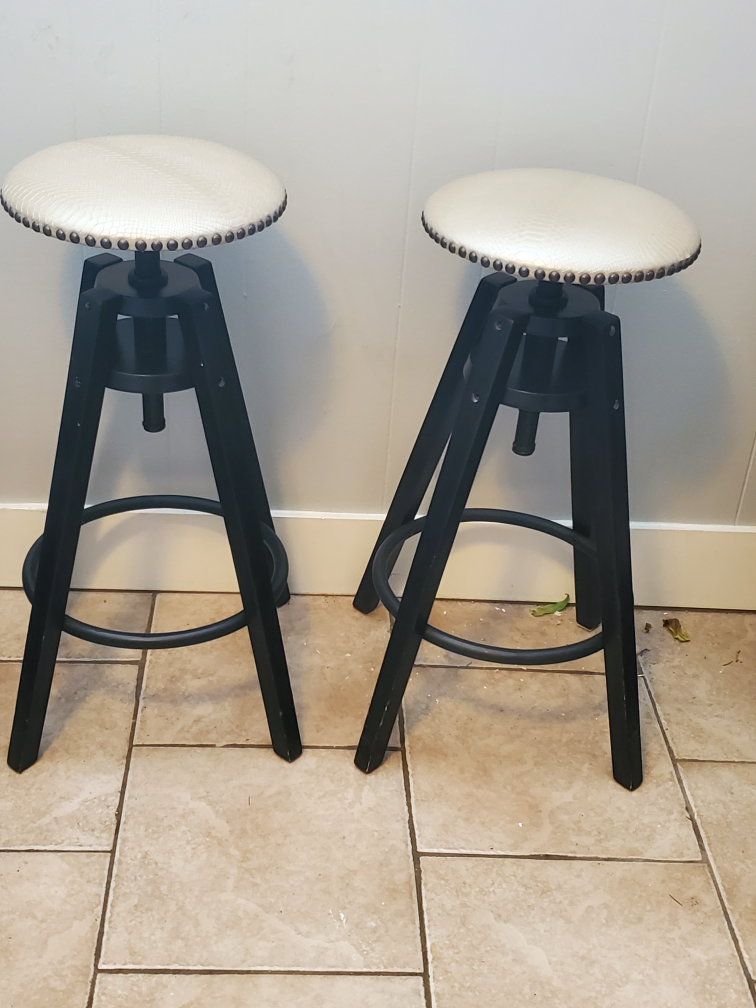 2 WOOD BAR STOOLS thumbnail