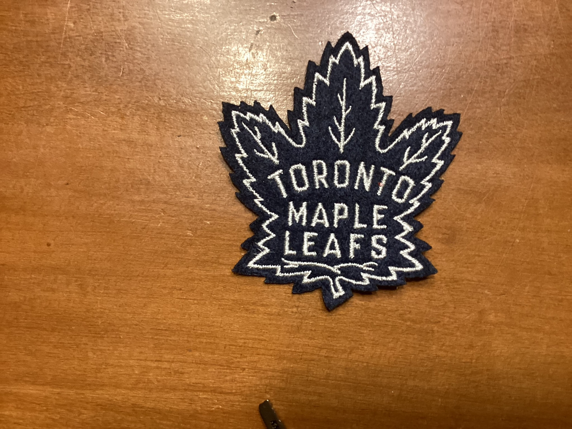 TORONTO MAPLE LEAFS new key chain & crest ! image indicator(7)