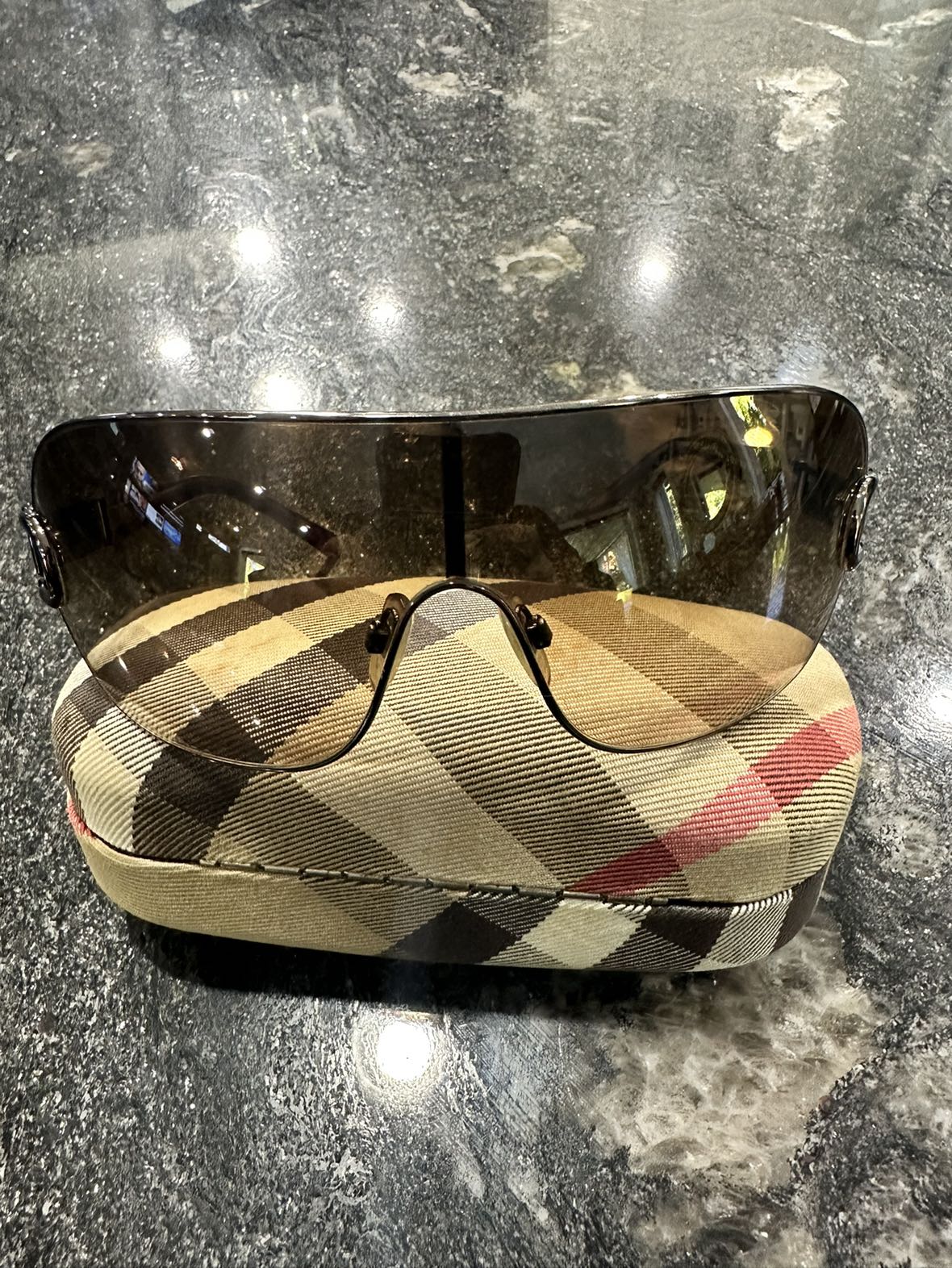 Burberry unisex sunglasses in fantastic condition