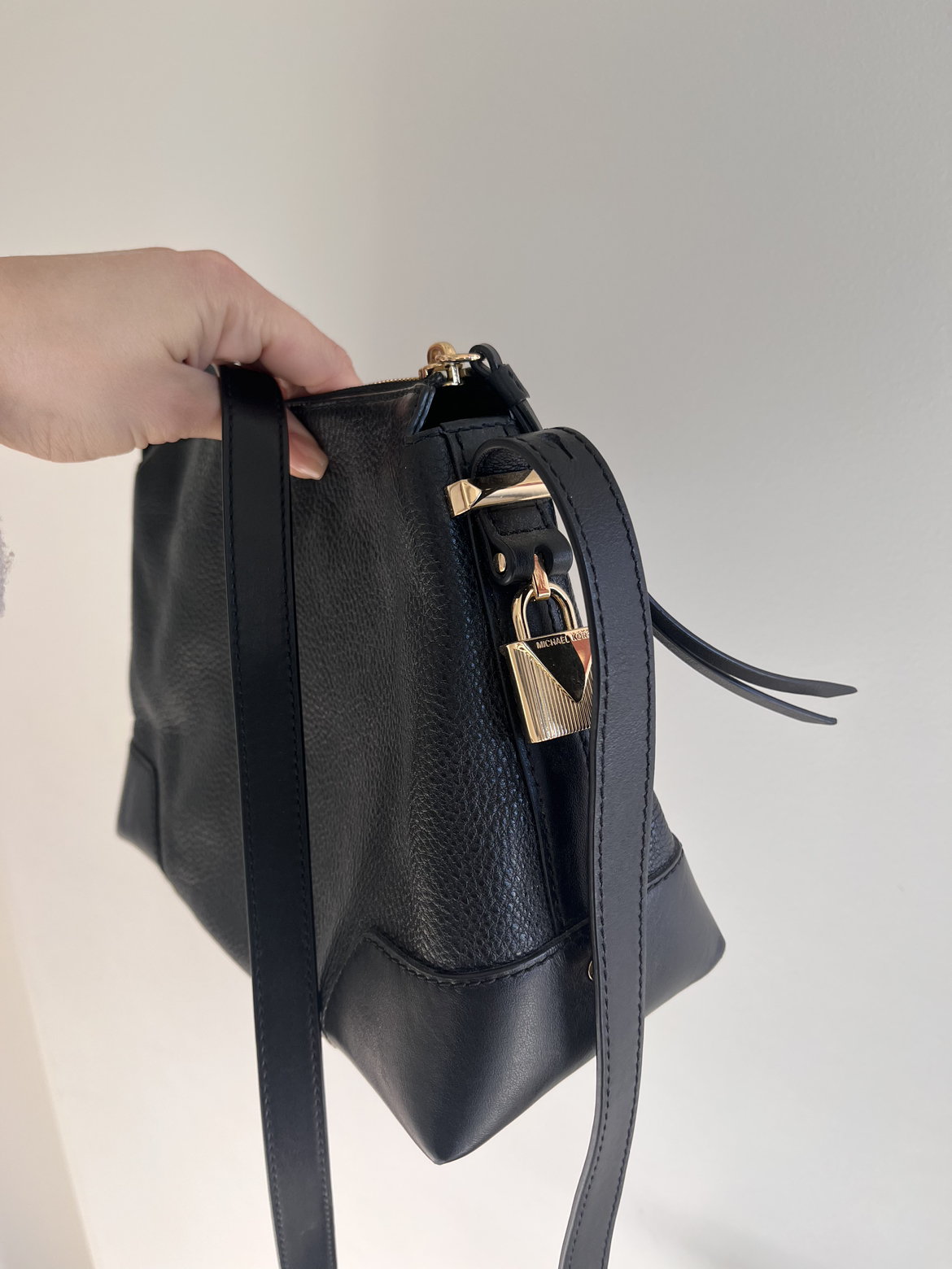 Michael Kors black leather cross body - photo 5