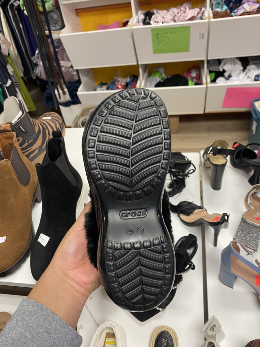 Women’s crocs size 9 - photo 5