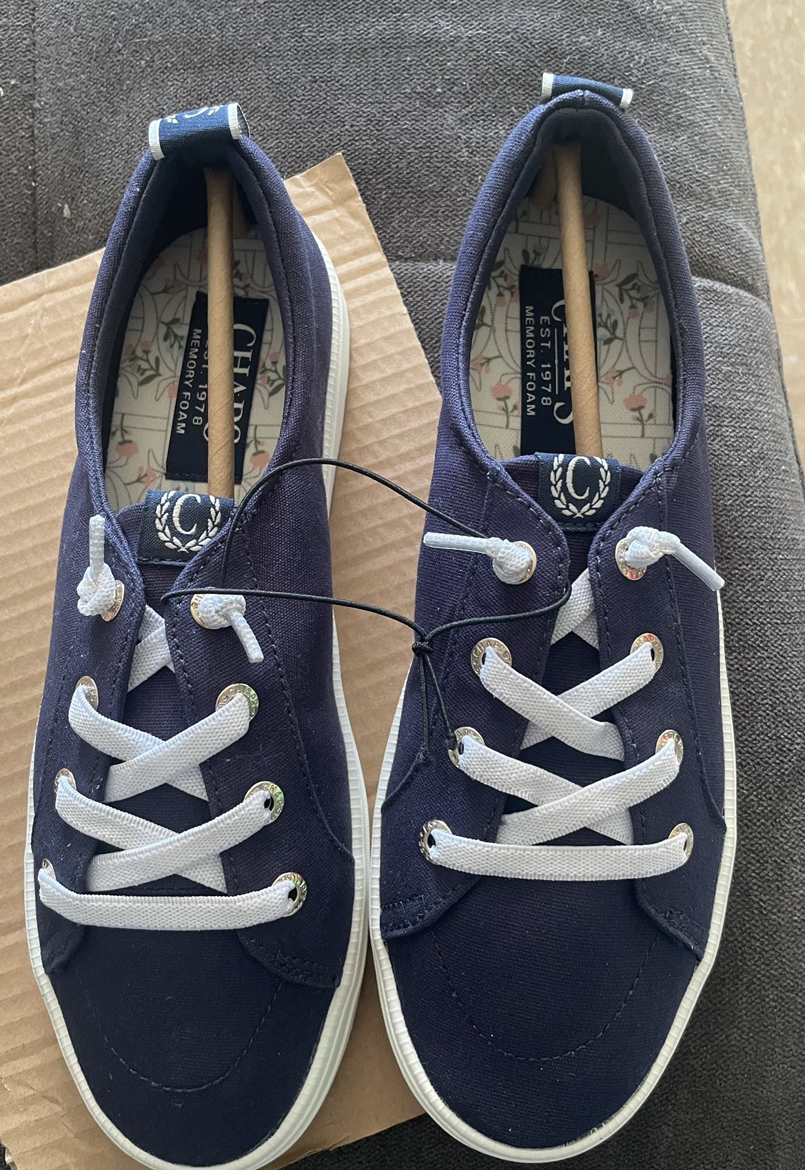 Chaps women’s laced up sneakers sizes 7 and 8 - photo 3