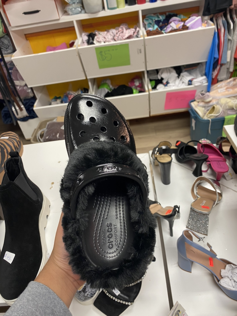 Women’s crocs size 9 thumbnail