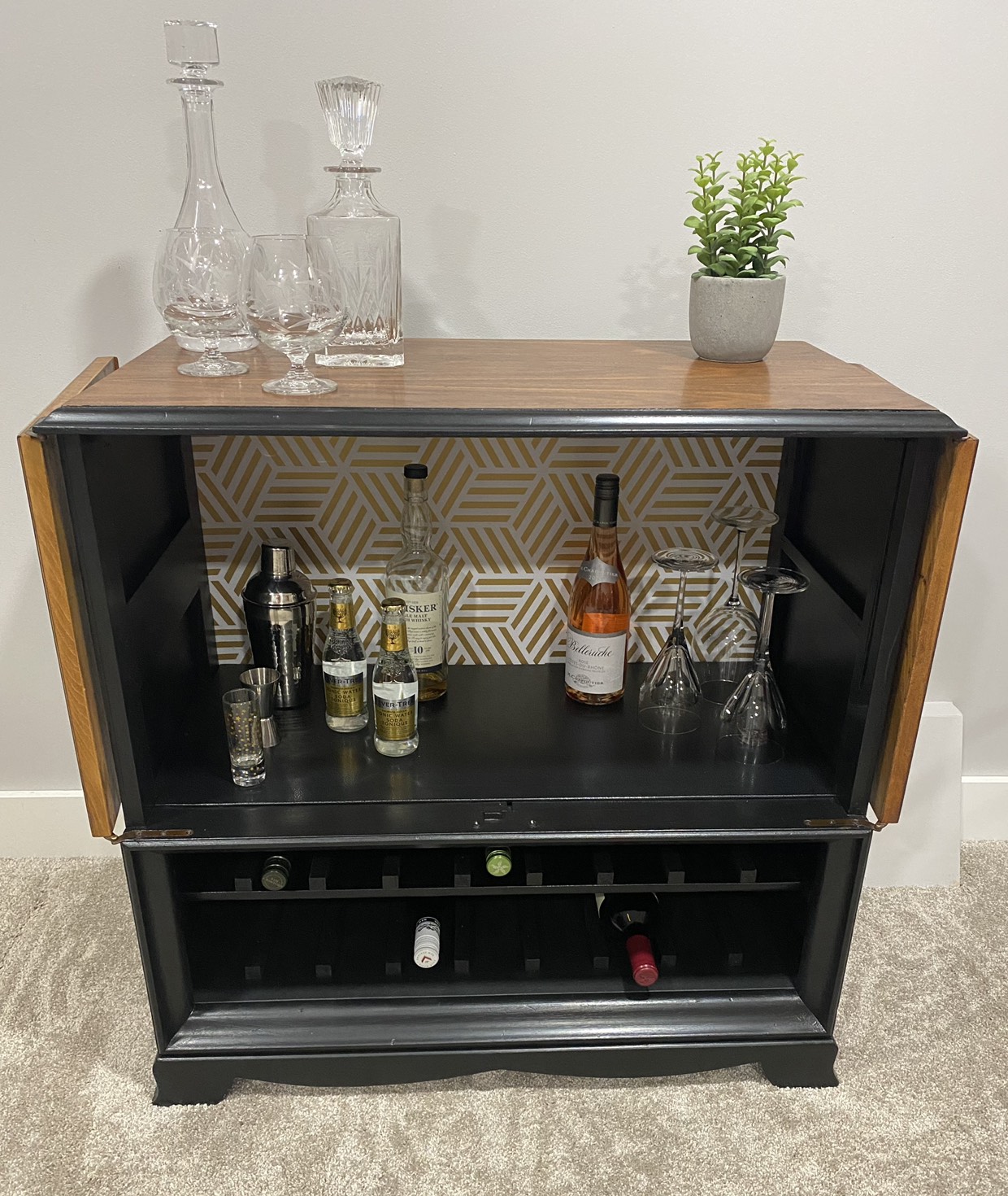 Unique MCM Liquor / Bar / Wine Cabinet - Midnapore SE - photo 3