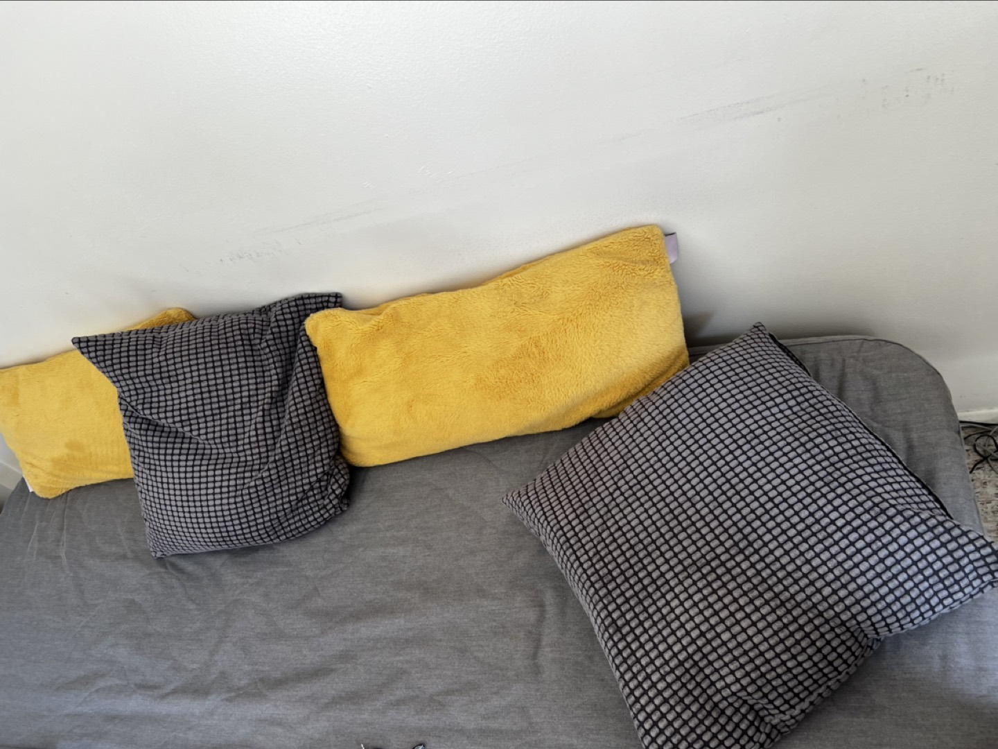 4 Cushions thumbnail