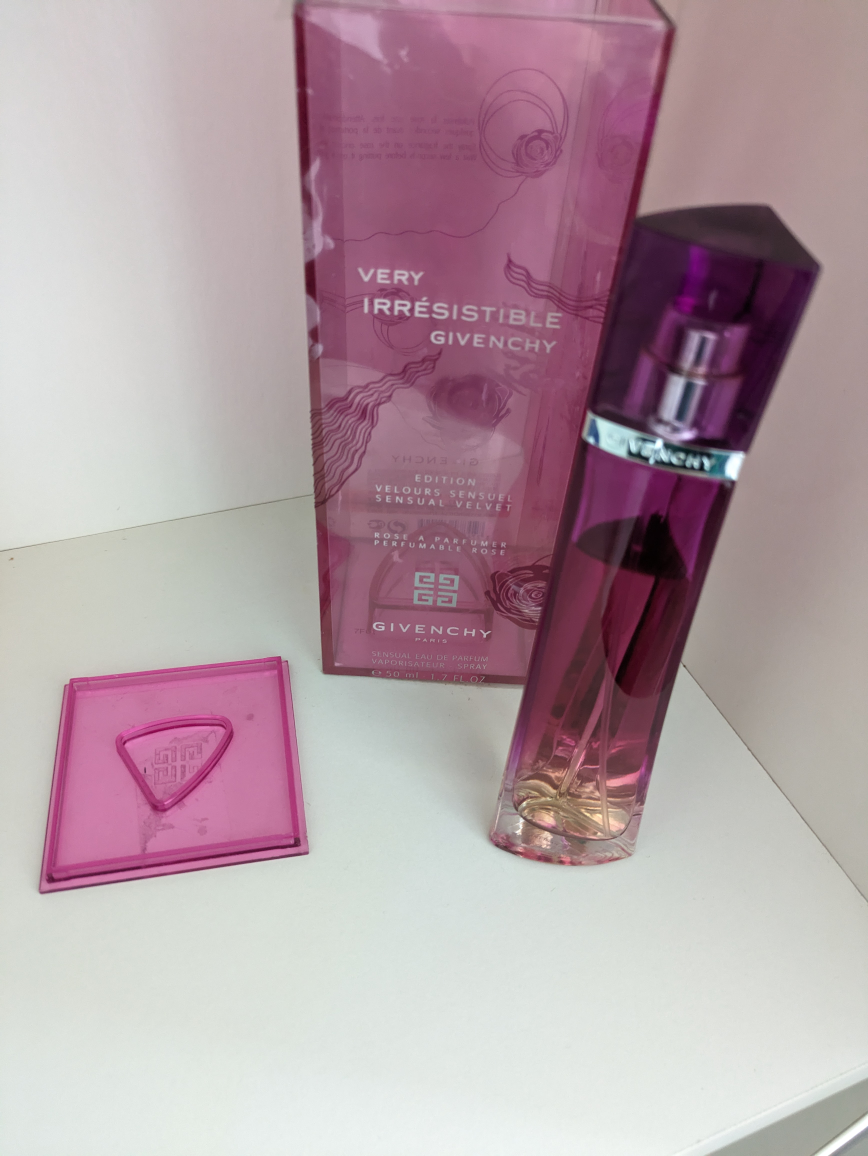 Givenchy very irresistible ( limited edition bottle & box) 🦃 image indicator(2)