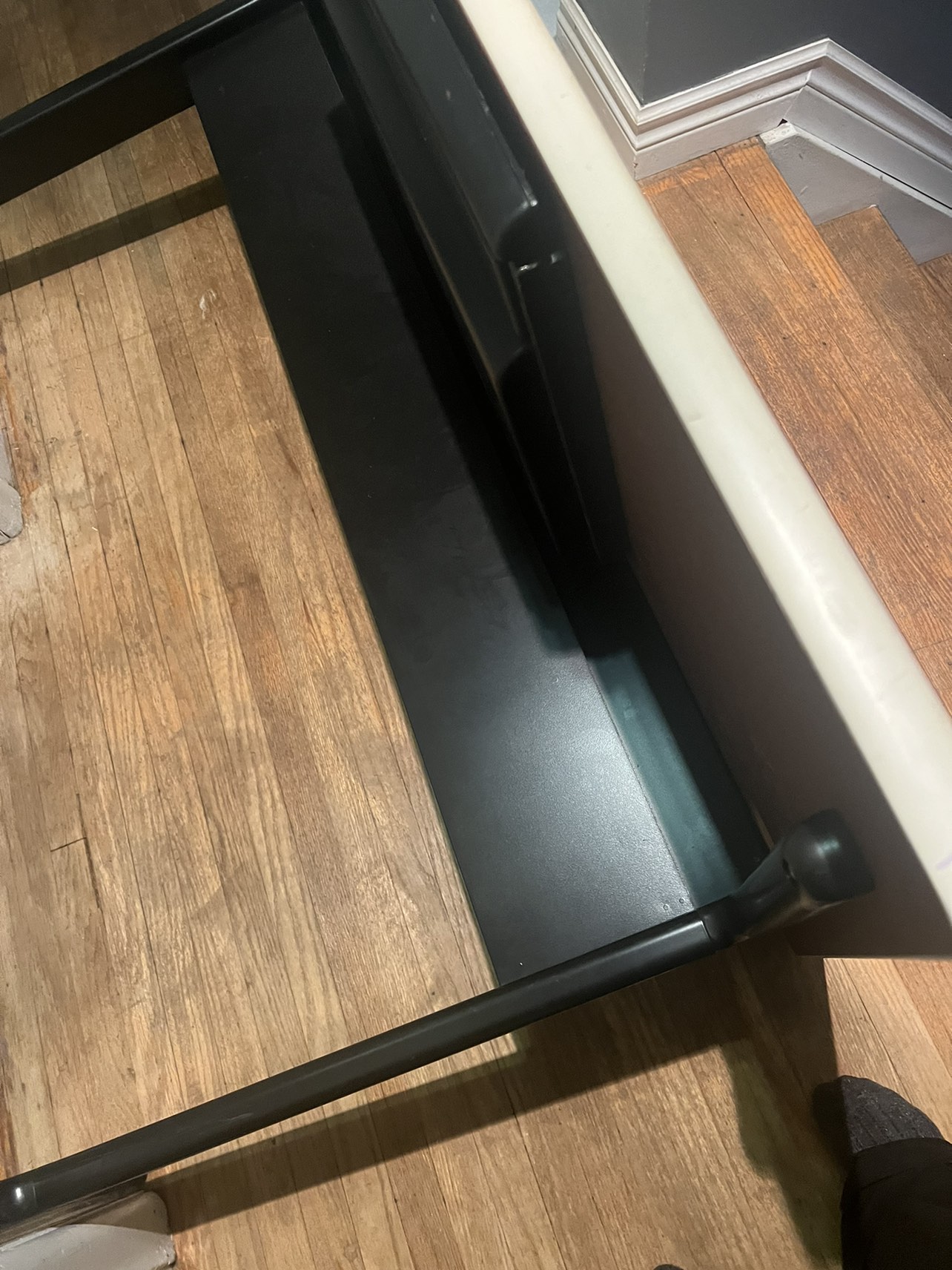 Desk - photo 2
