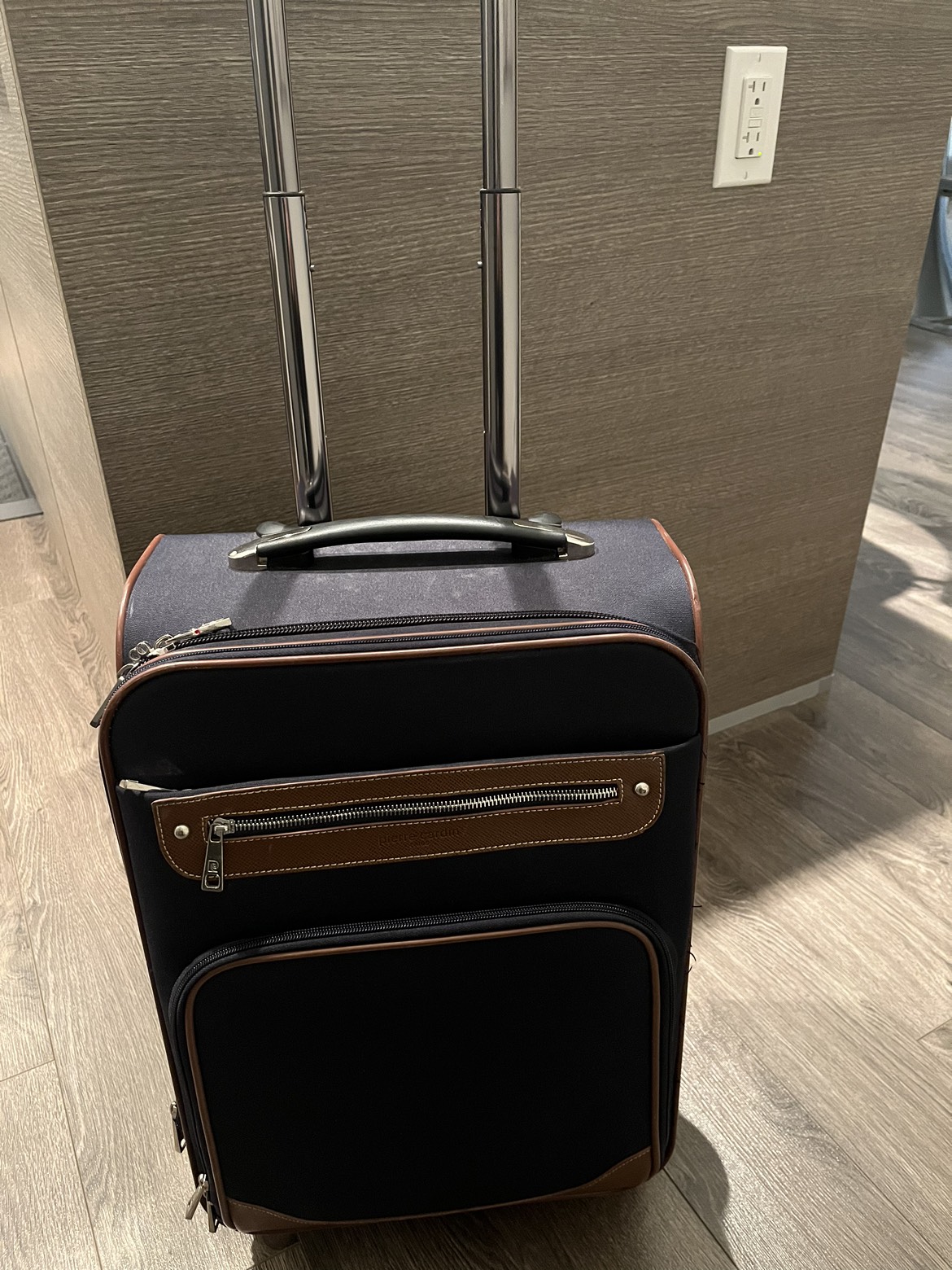 2 Carryon luggages