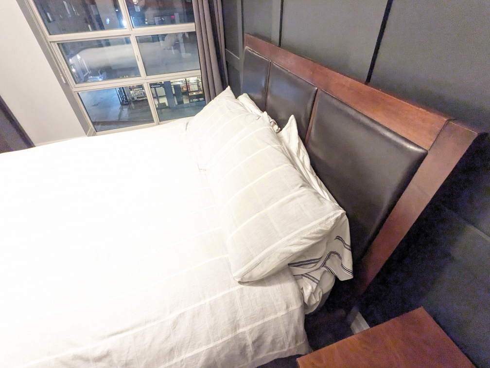 Solid Wood Queen Bedframe & Carpet - Can Be Delivered - photo 2