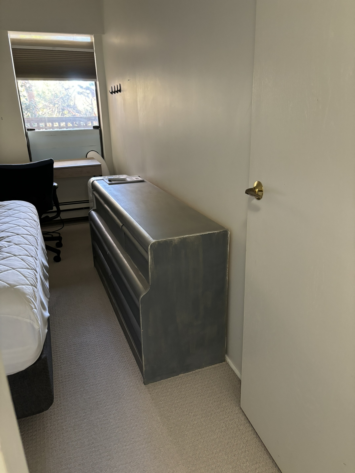 6 drawer dresser and 2 night stands🦃 - photo 2