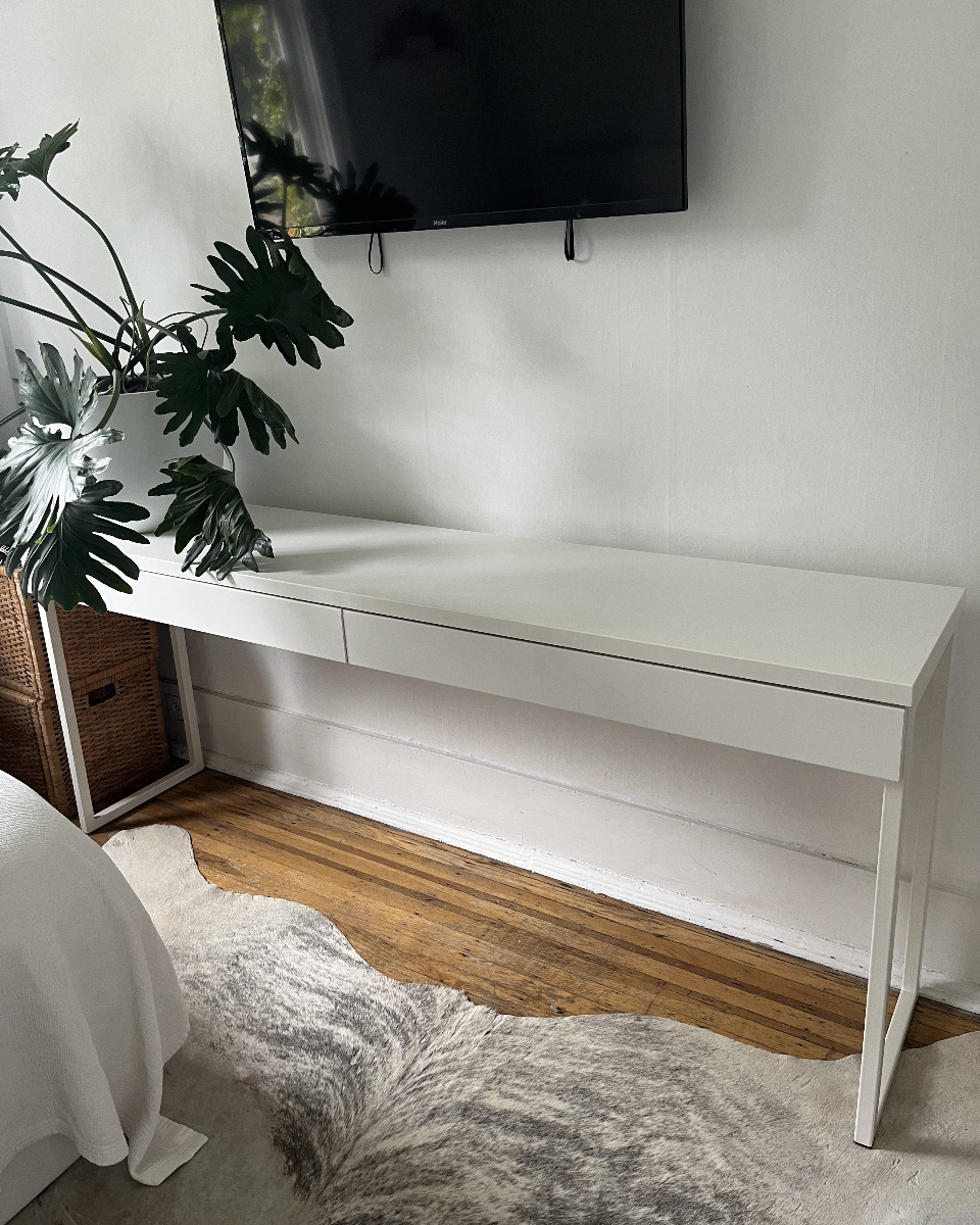 White Ikea BESTÅ BURS Desk thumbnail