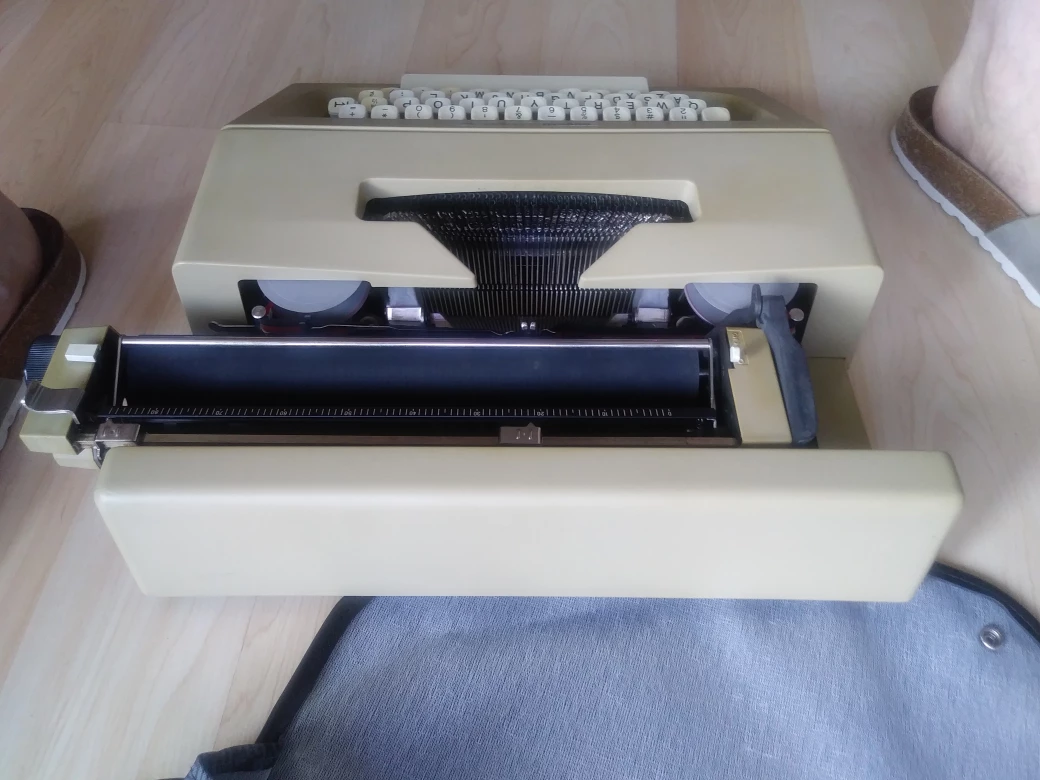 Antique OLIVETTI LETTERA 30 Typewitter in original bag image indicator(6)