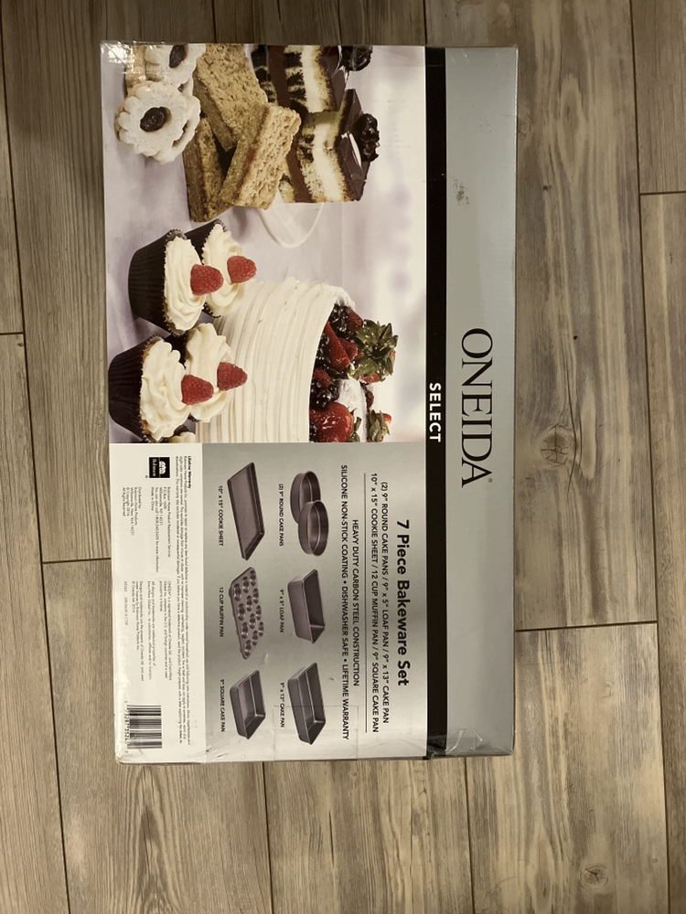 BNIB Oneida - Select 7 Bakeware Set
