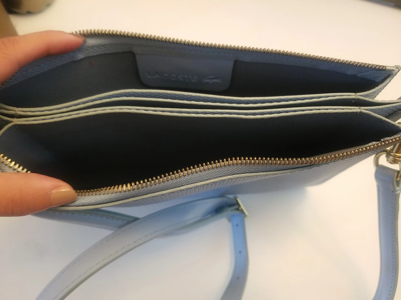 Lacoste crossbody bag image indicator(2)