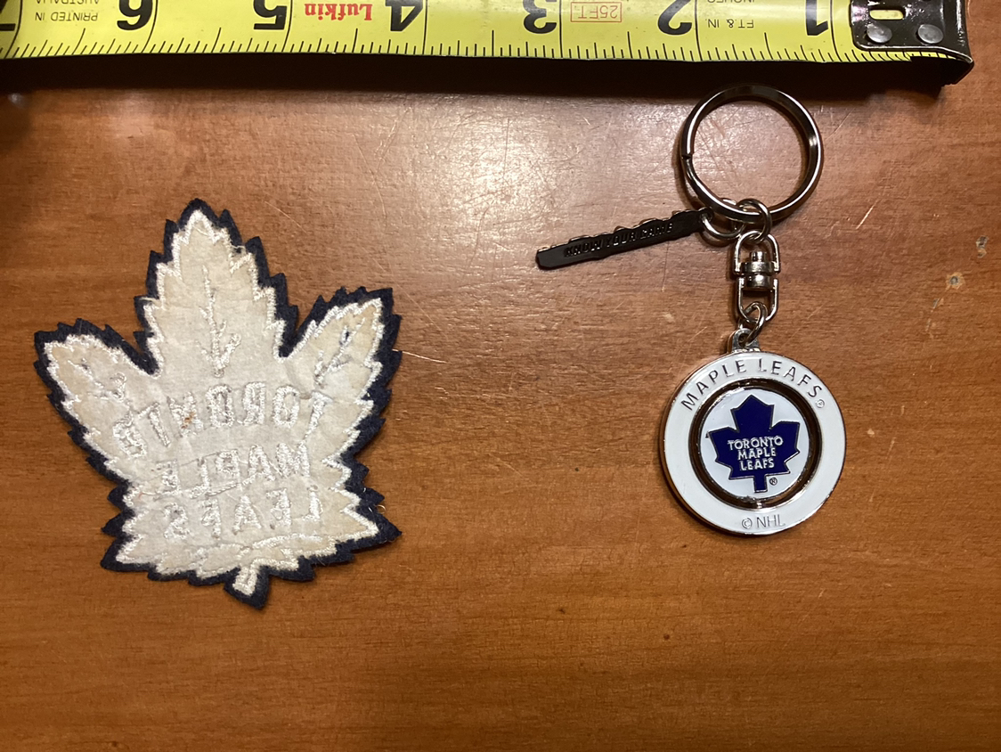 TORONTO MAPLE LEAFS new key chain & crest ! image indicator(4)