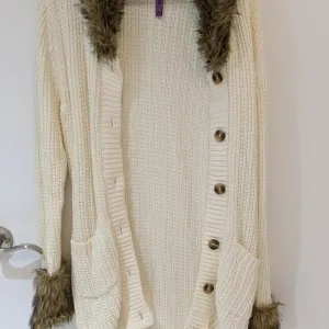 New White cardigan with faux fur collar and cuffs