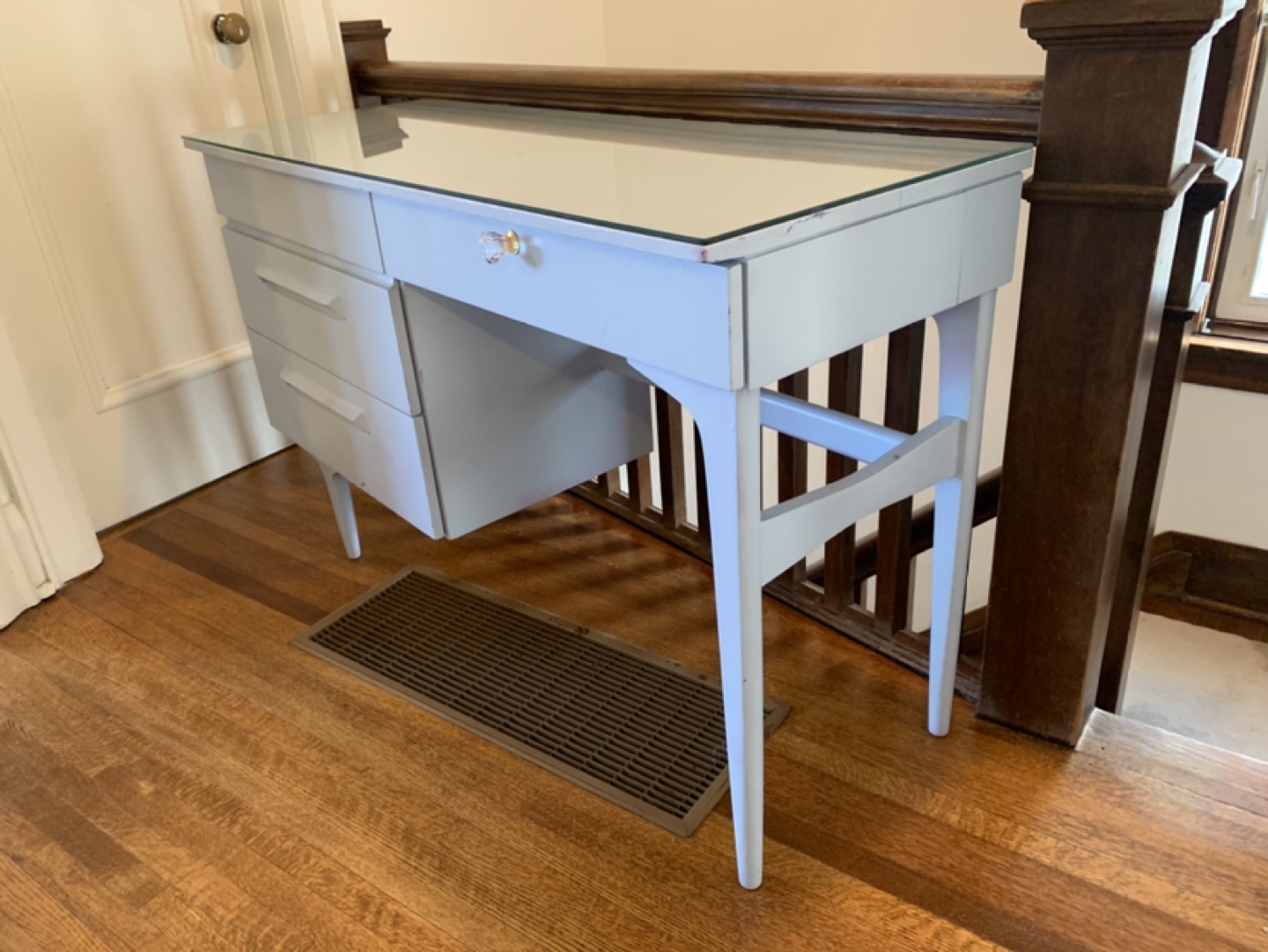 Desk - photo 4