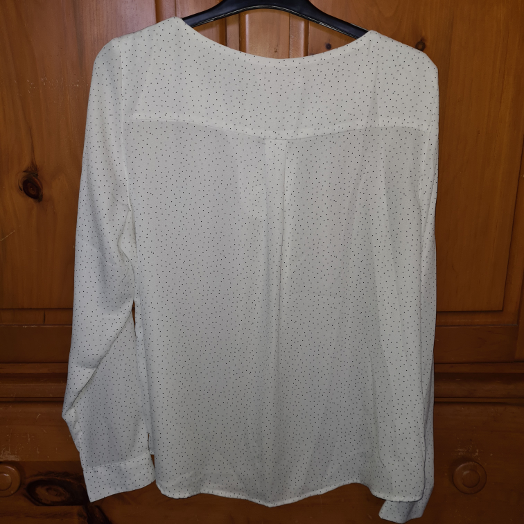 White blouse with black spots image indicator(4)