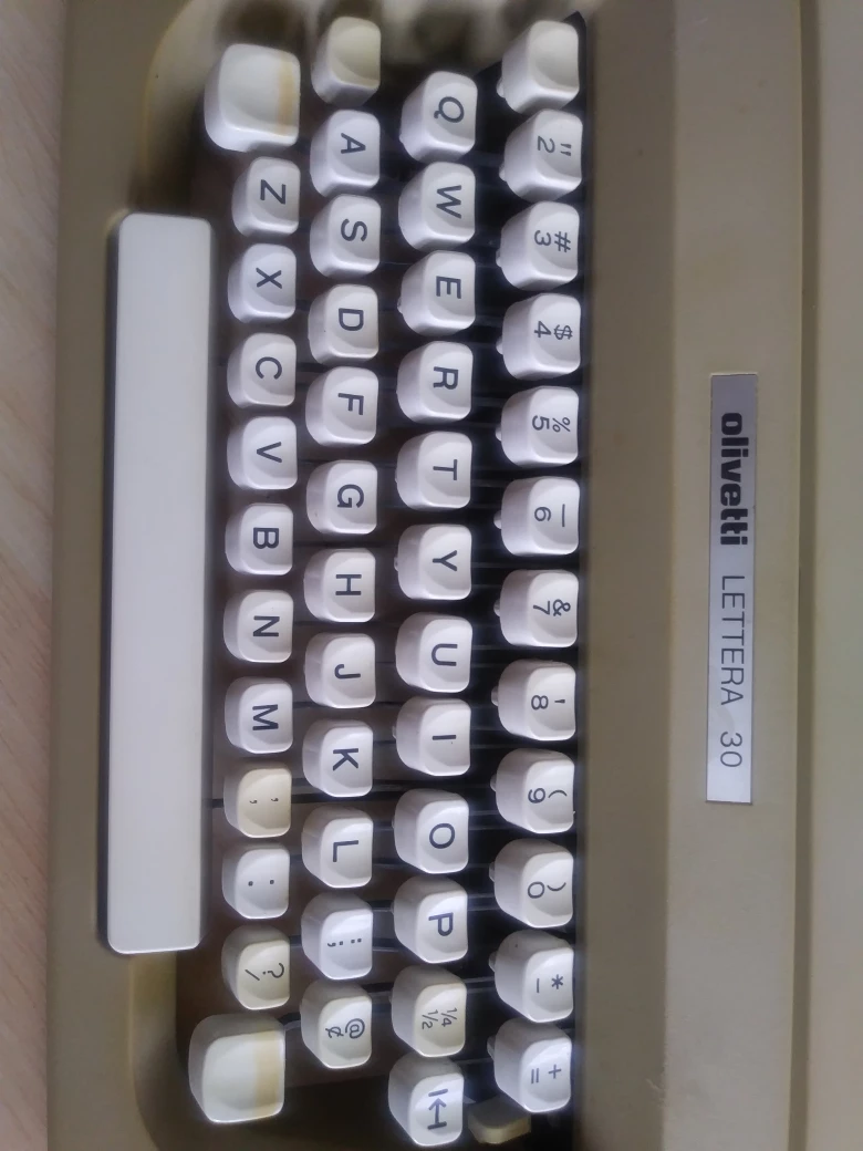 Antique OLIVETTI LETTERA 30 Typewitter in original bag image indicator(3)