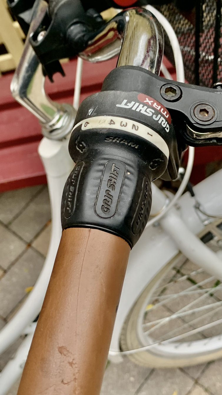 Wow! Dutch style 6 speed comfort cruiser bike, removable basket! image indicator(3)