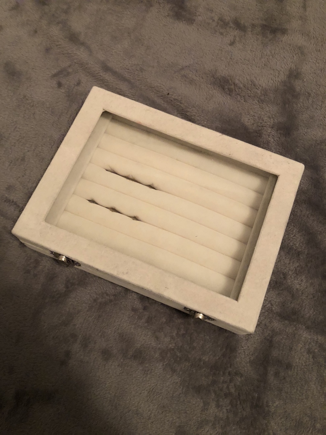 Suede jewelry box rings image indicator(3)