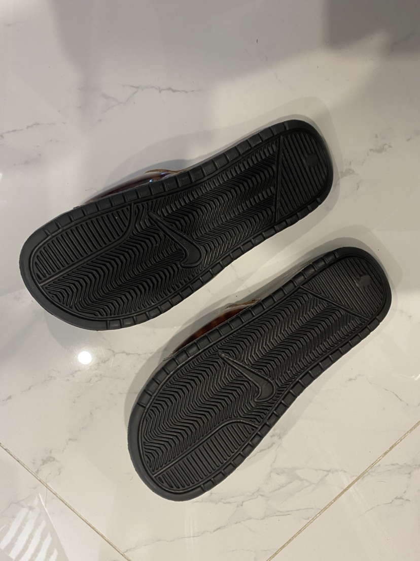 BRAND NEW Nike women’s slides - size 8 image indicator(3)