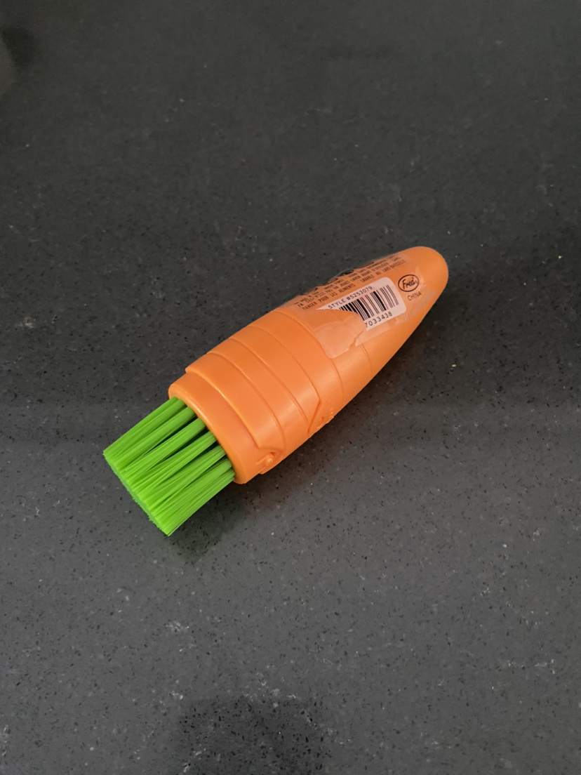 Fred and Friends FRED Cooks Carrot - Peeler + Scrubber image indicator(3)