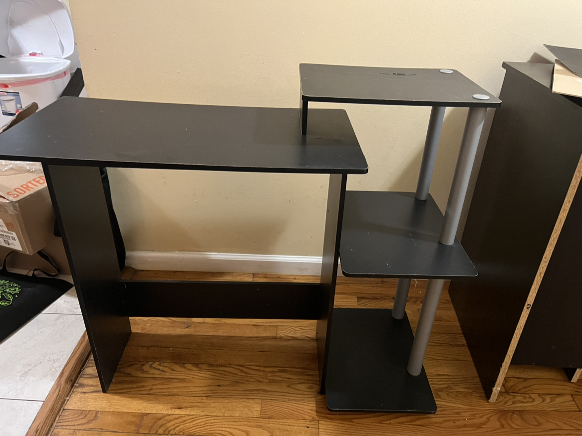 Desk - photo 2