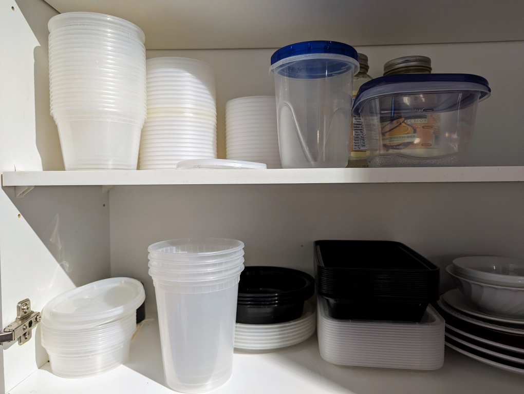 FREE Kitchen stuff - Utensil holder, plates, plastic containers - photo 2