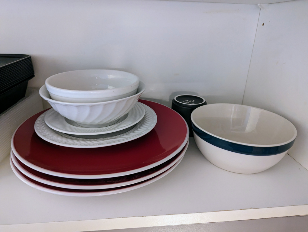 FREE Kitchen stuff - Utensil holder, plates, plastic containers - photo 3