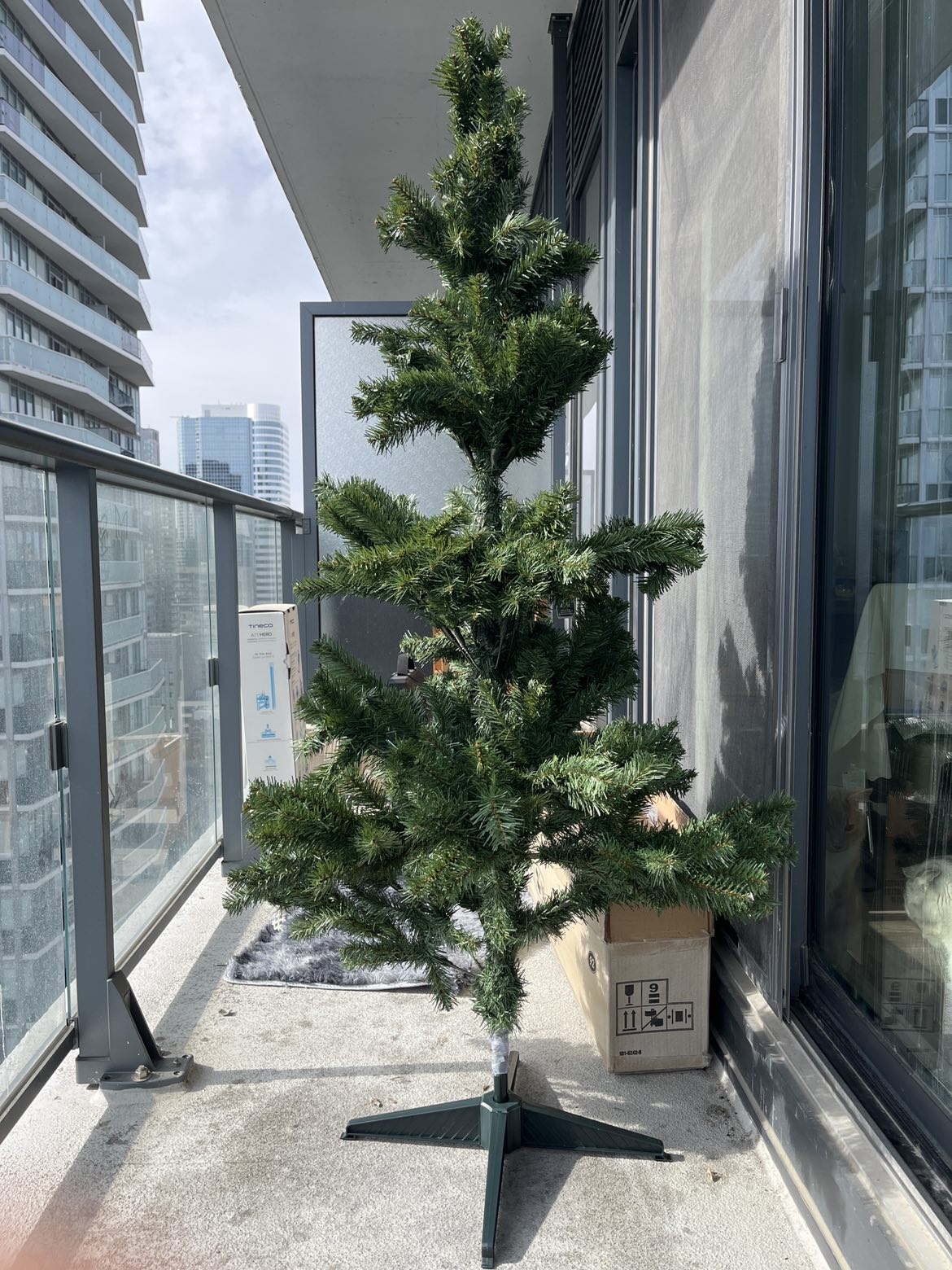 Un-lit Christmas Tree - photo 2