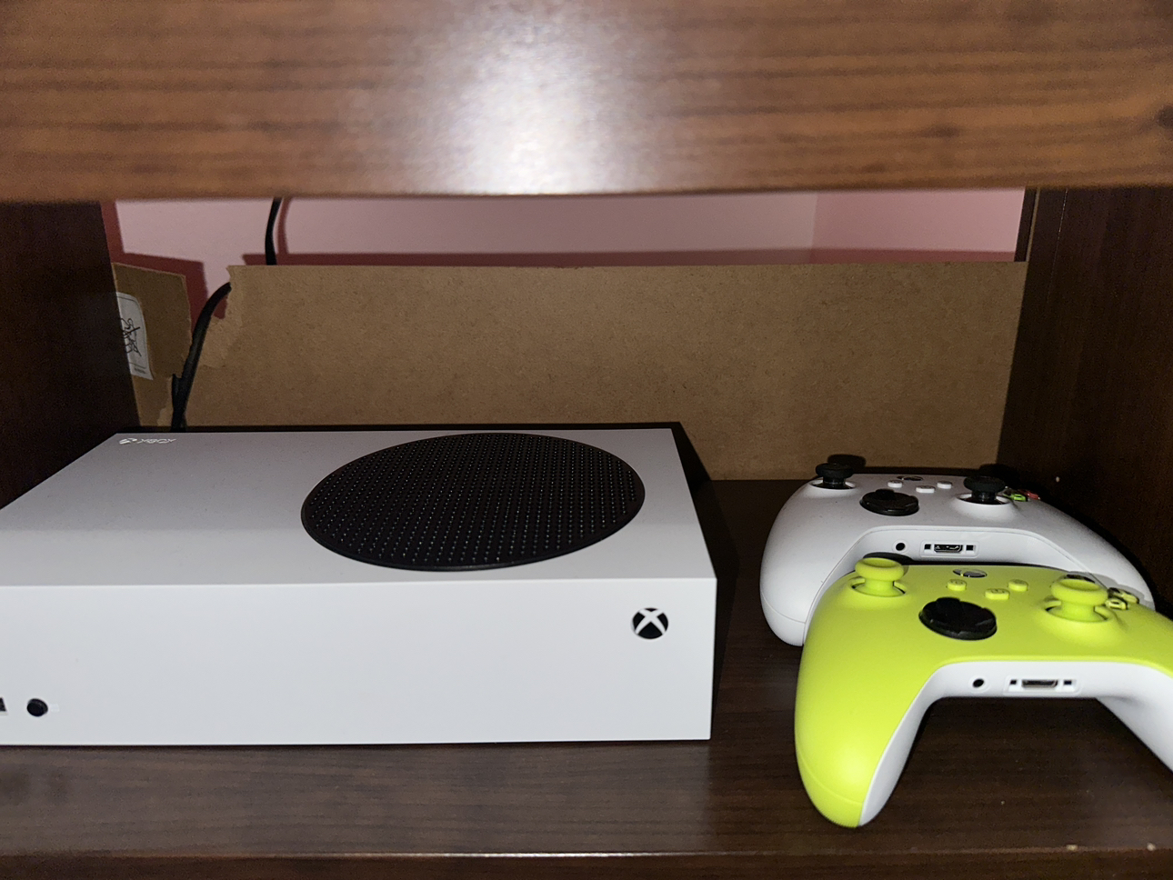 Xbox Series S - 512 GB. Digital version + 2 controls